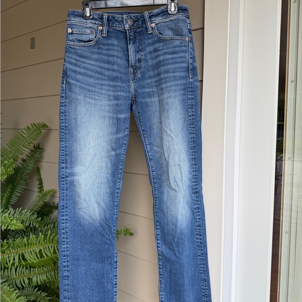 American Eagle Outfitters medium wash relaxed straight jeans - size 28/32